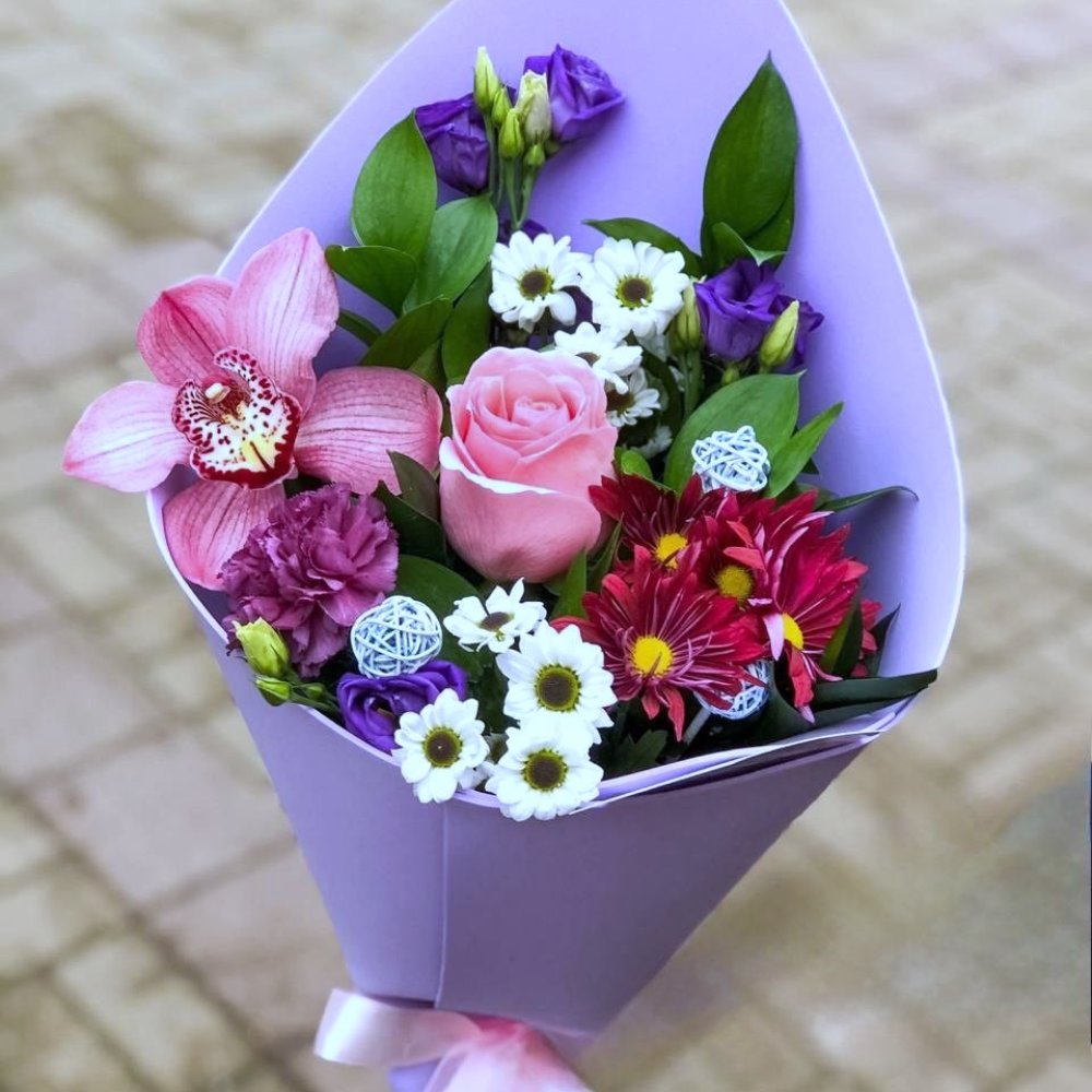 Букет цветов из: Хризантемы, Розы, Орхидеи и Лизиантусы